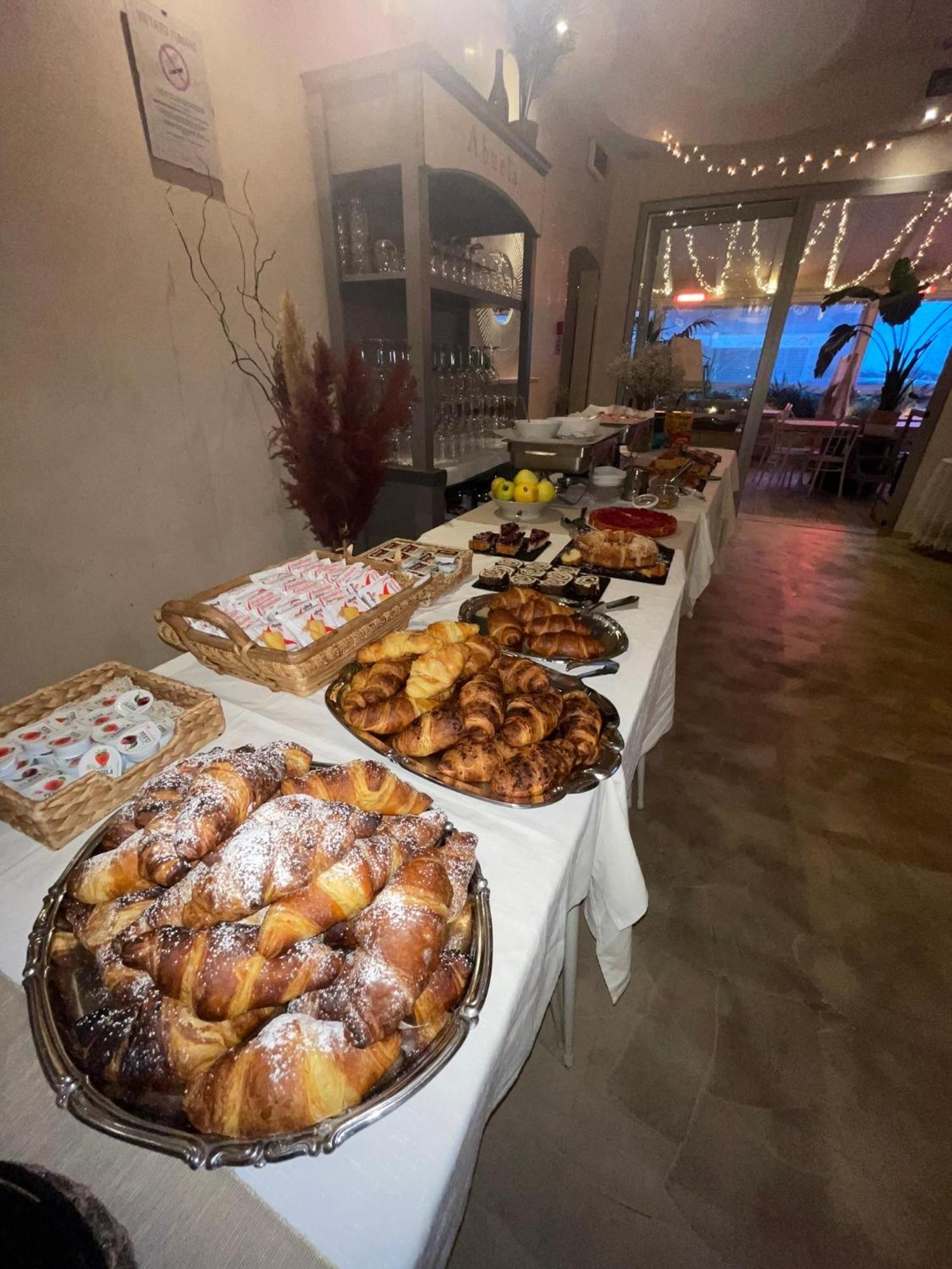 Americana Beach House Rimini Bagian luar foto